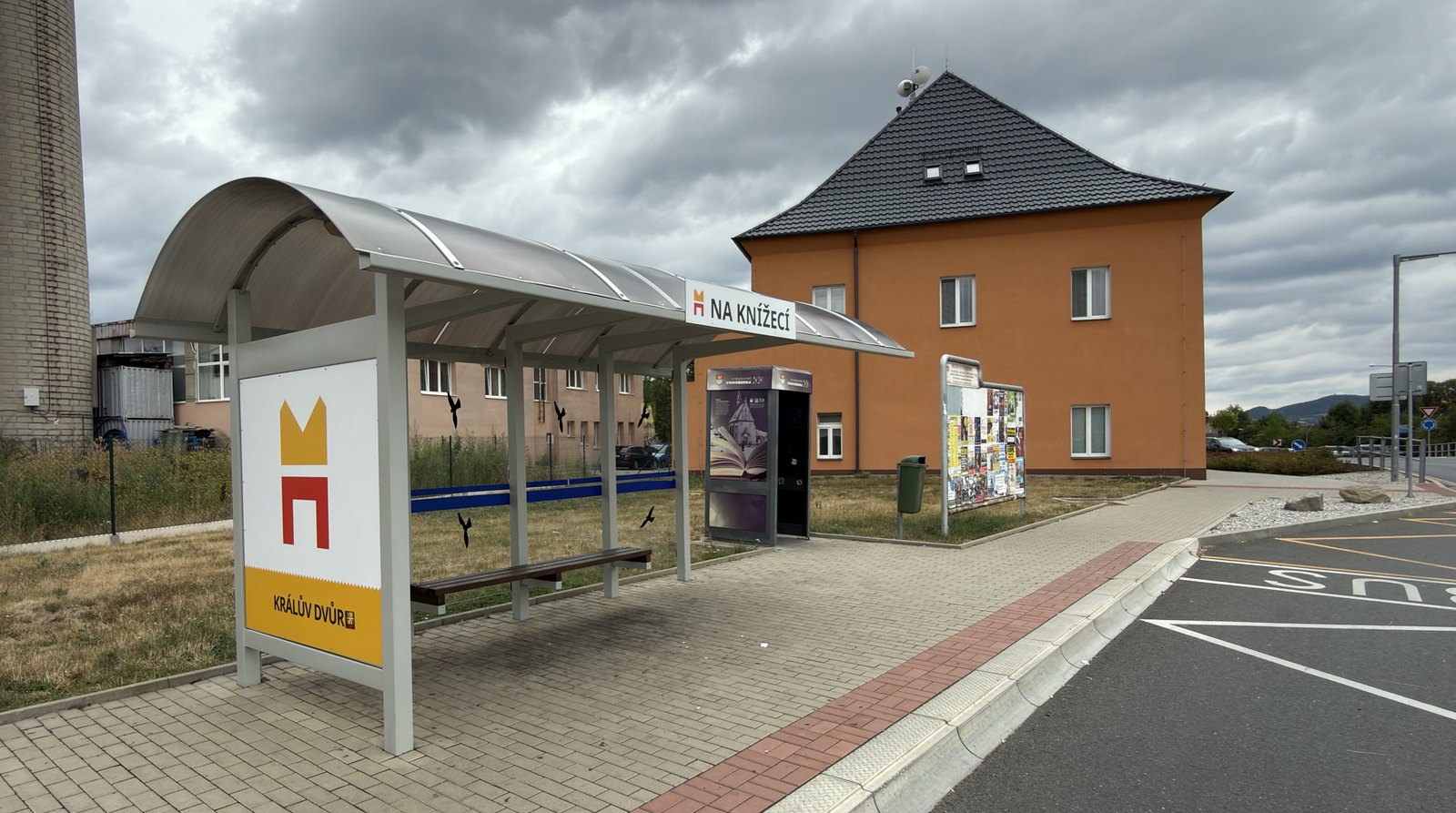 Surová fotka: autobusová zastávka za zatažené oblohy