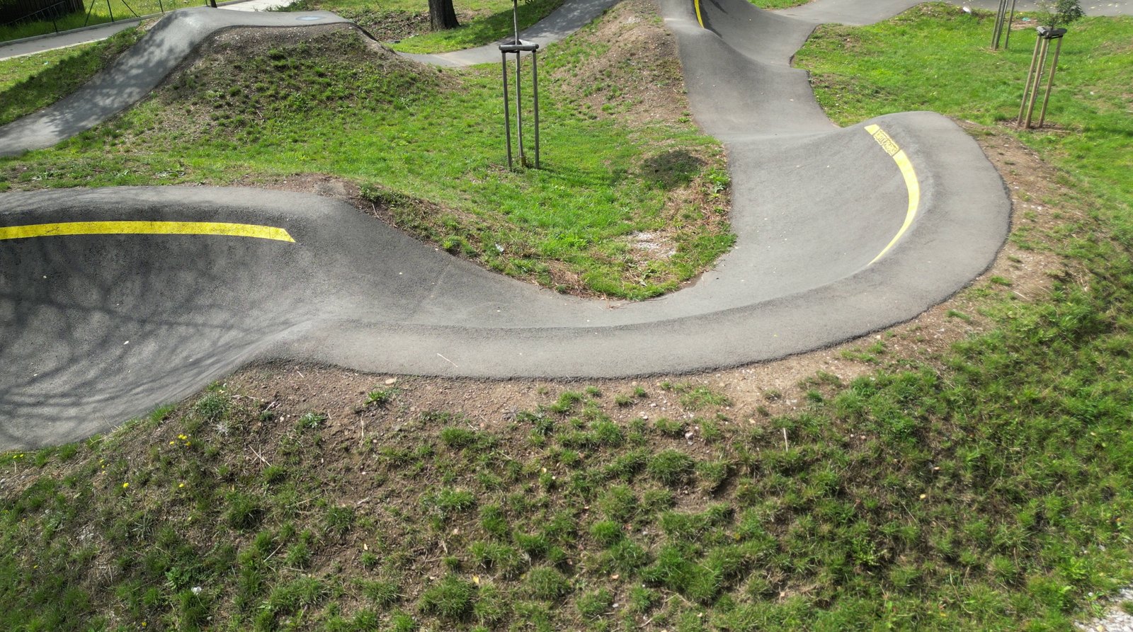 Surová fotka: prázdný pumptrack