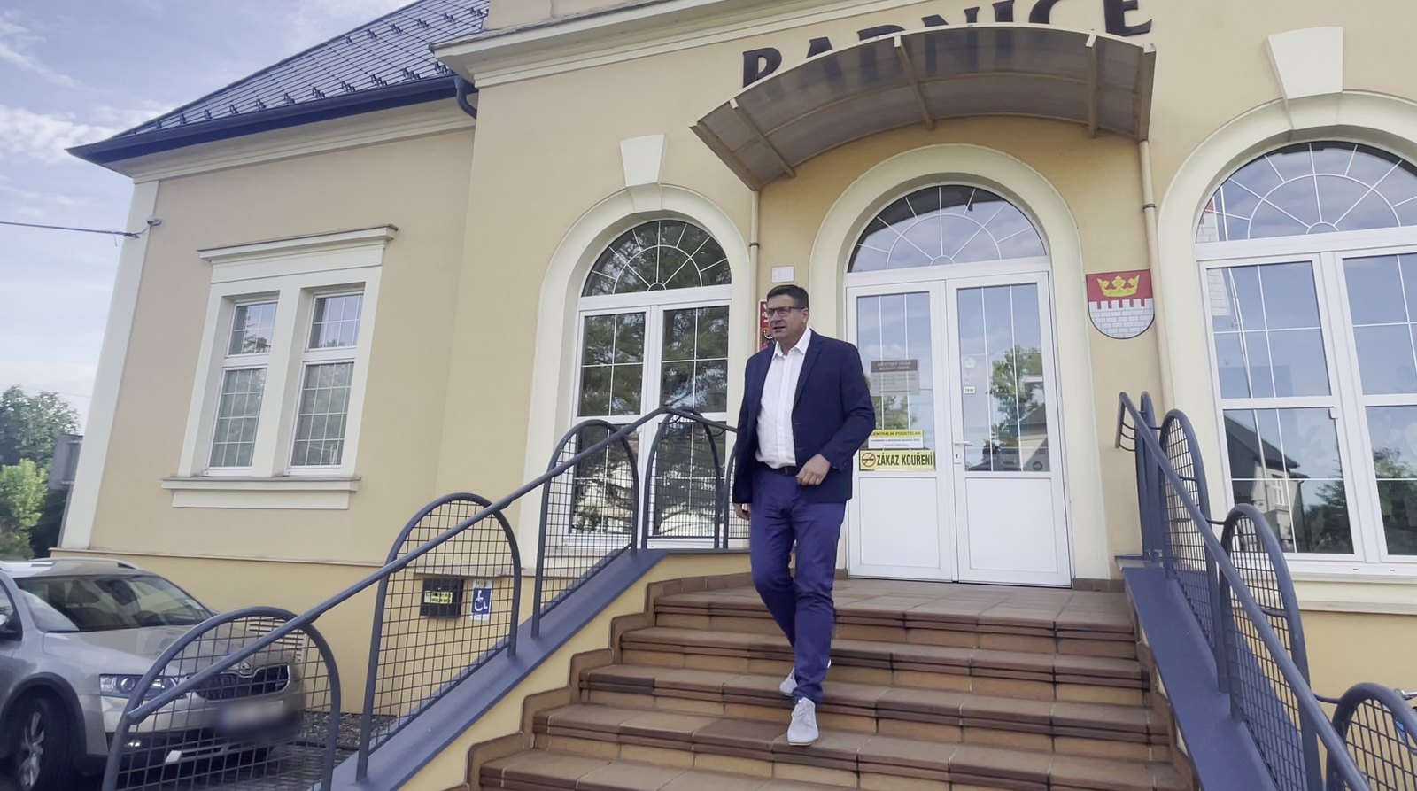 Surová fotka: pan starosta sestupuje ze schodů radnice