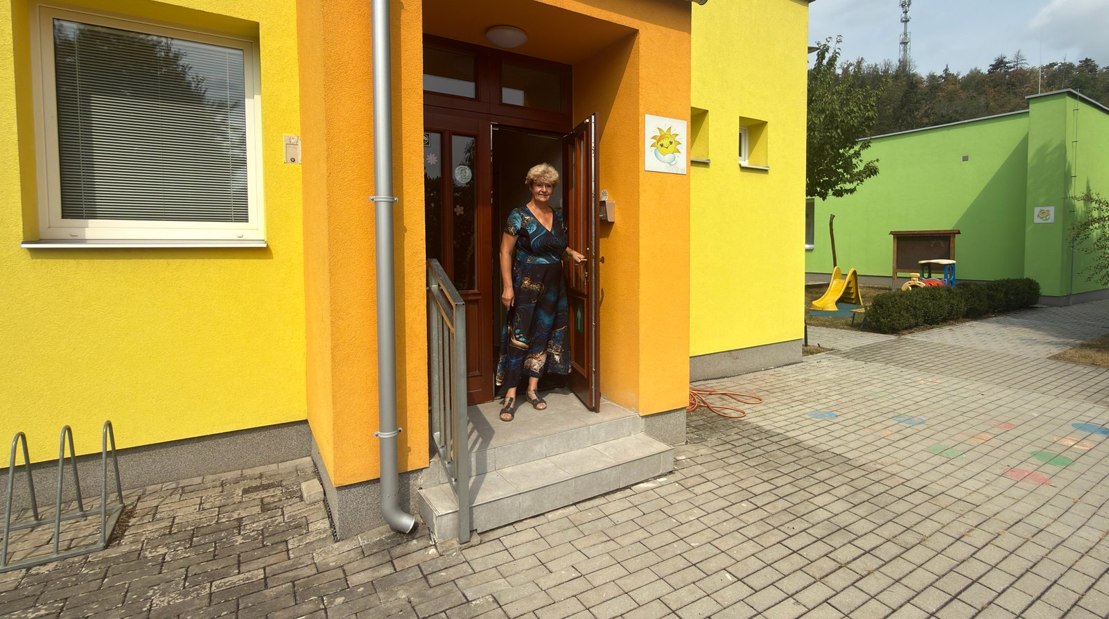 Surová fotka: paní ředitelka ve dveřích školky