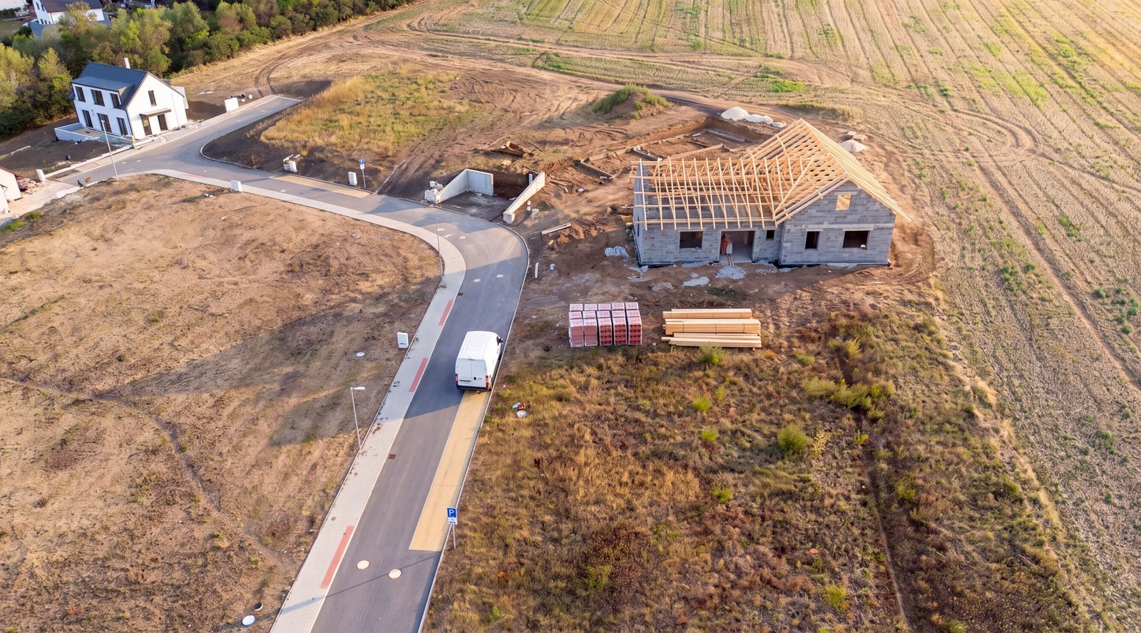 Hotový záběr: hrubá stavba s krovem