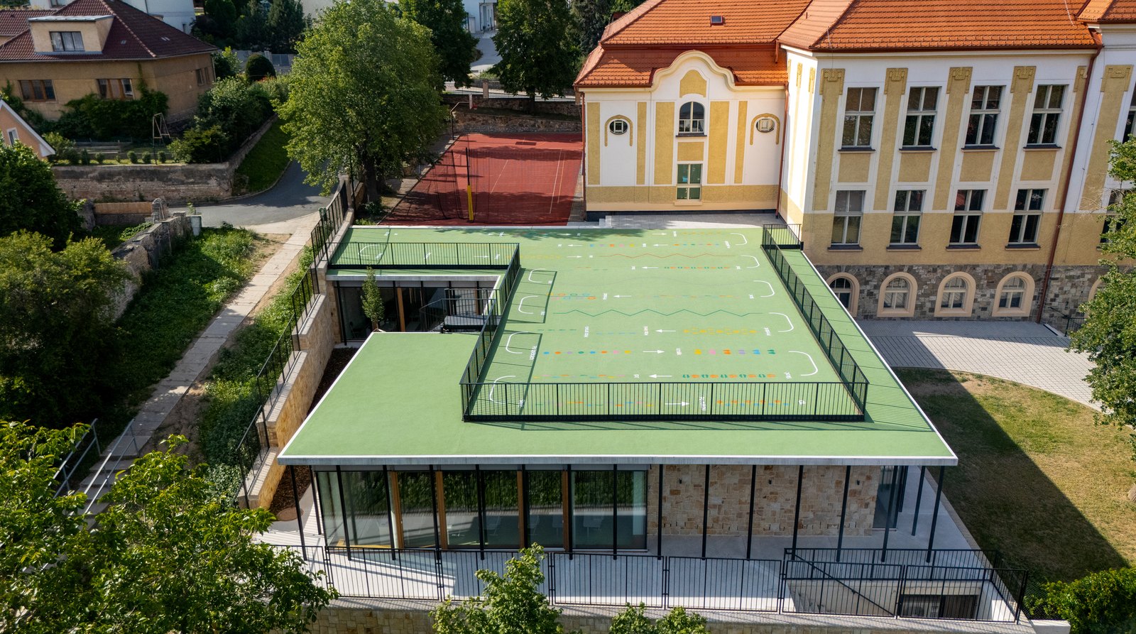 Surová fotka z dronu: prázdné hřiště na střeše školy